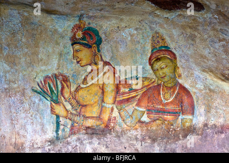 Fresques anciennes de maidens sur cave mur à la forteresse du Rocher de Sigiriya, Sigiriya, Sri Lanka Banque D'Images