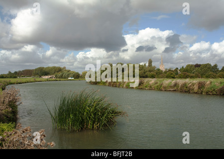 Tamise au dessus de St John's lock à Lechlade vers St Lawrence et clocher d'église, Gloucestershire, Royaume-Uni Banque D'Images