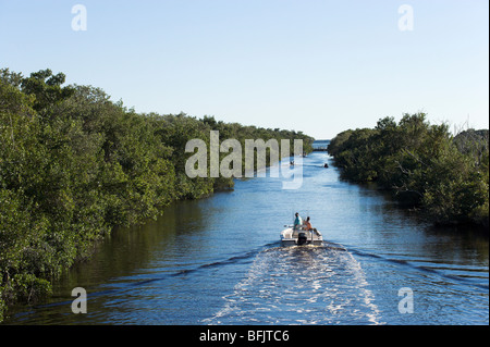 Les plaisanciers sur le canal près de Buttonwood Flamingo, Parc National des Everglades, Florida, USA Banque D'Images