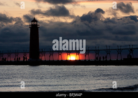 Phare au coucher du soleil à Muskegon State Park Banque D'Images