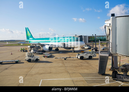 Aer Lingus avion à l'aéroport de Gatwick Banque D'Images