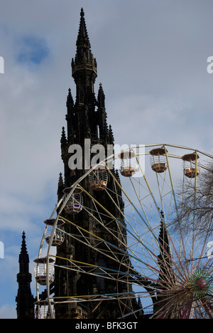 La grande roue, une partie de l'Edinburgh les célébrations de Noël, avant l'allumage, avec le Scott Monument situé derrière elle. Banque D'Images