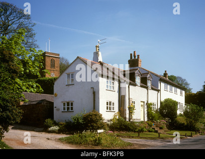 Royaume-uni, Angleterre, Wirral, Burton village et St Nicholas church Banque D'Images