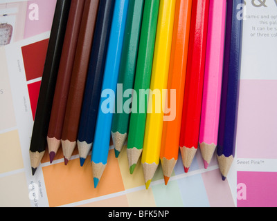 Gros plan sur une rangée de crayons en bois coloré. Banque D'Images
