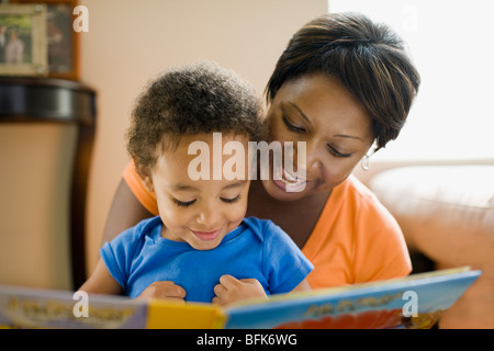 Mère africaine lecture pour jeune fils Banque D'Images