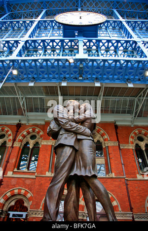 Les amoureux de la statue en bronze ou le lieu de rencontre de la gare ferroviaire de St Pancras Londres capitale England UK Banque D'Images