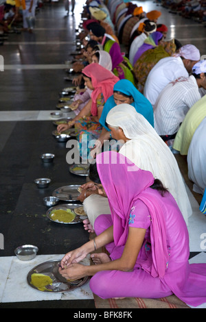 Les femmes indiennes traditionnelles (thali manger repas indien) Golden Temple communauté libre à manger. Amritsar. Punjab. L'Inde Banque D'Images