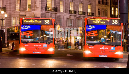 Dans les bus de Londres Piccadilly Circus la nuit Banque D'Images