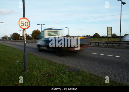 50mph vitesse limite signe avec voitures qui passent Banque D'Images