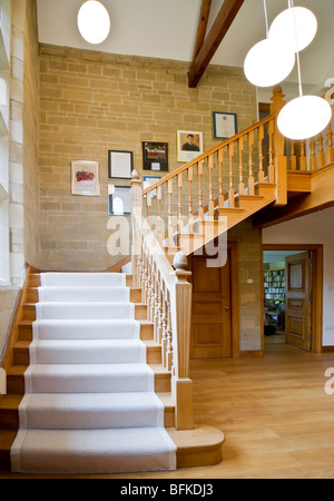 Grand escalier en bois et en pierre dans un grand couloir anglais contemporain moderne maison au Royaume-Uni Banque D'Images