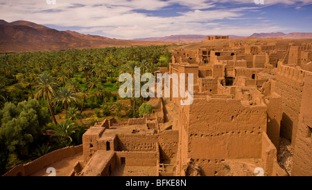 AGDZ, MAROC - Tamnougalt kasbah et date palm oasis, dans les montagnes de l'Atlas. Banque D'Images