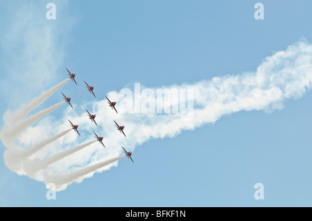 Des flèches rouges aerobatic team dans diamond 9 formation. Banque D'Images