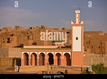 ZAGORA, MAROC - Mosquée et les bâtiments de la ville. Banque D'Images