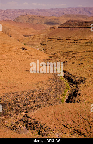 AGDZ, MAROC - formations Rock et canyon en montagnes de l'Atlas à l'ouest d'Agdz près de Tizi-n-Tinififft mountain pass. Banque D'Images