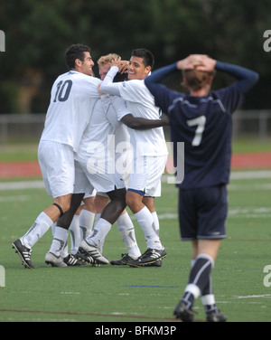 Membres du Southern Connecticut State University soccer team célébrer un but contre Merrimack College de New Haven, CT USA Banque D'Images