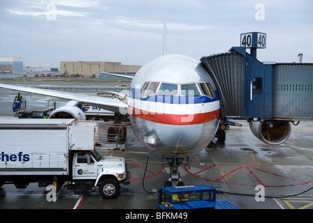 Les passagers à bord d'un jet d'US Airways, en route de l'aéroport JFK à New York pour le Mexique sur le chemin que l'alimentation des camions apportent la nourriture. Banque D'Images