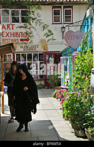 Boutiques colorées à l'expérience de Glastonbury Glastonbury en Angleterre Somerset High Street Banque D'Images