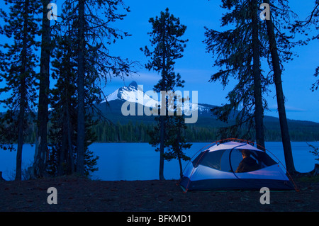 Camping à Big Lake avec la tombée de la vue du Mont Washington, des cascades, de l'Oregon. Banque D'Images