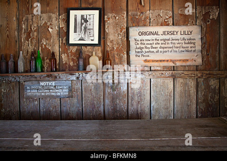 Inscrivez-vous derrière le bar de Roy Bean's saloon Jersey Lilly Langtry, Texas USA Banque D'Images