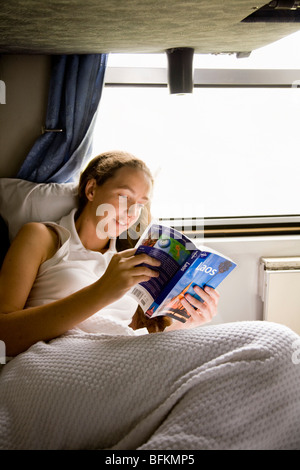 Touristiques de l'ouest de la Thaïlande vers le Laos en voyageant sur le train de nuit Bangkok Hua Lamphong gare à Pont de l'amitié au Laos Banque D'Images