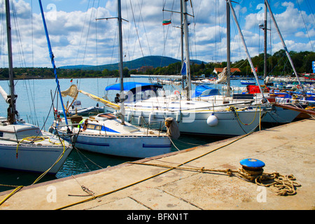 De nombreux yachts de luxe à Tsarevo port, Bulgarie Banque D'Images