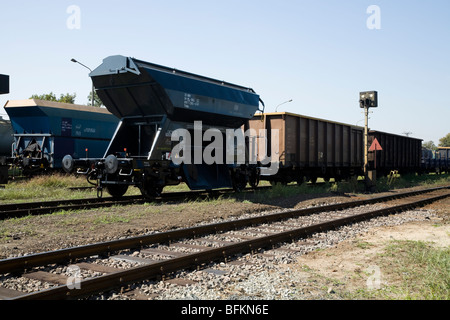 Les wagons de marchandises sur les voies de chemin de fer polonais en Pologne. Banque D'Images