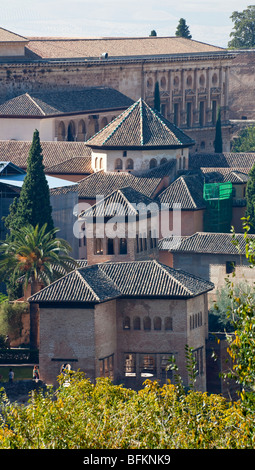 Vue sur le palais de l'Alhambra depuis les jardins du Generalife, Granada, Espagne Banque D'Images