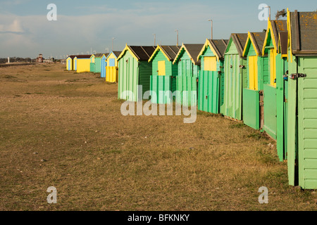 Cabines de plage de couleur vive sur le front de mer à Littlehampton. Banque D'Images