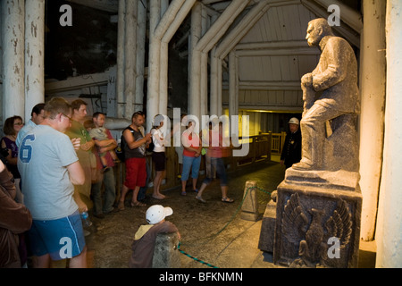 Visite guidée de touristes à la recherche à statue de Jozef Pilsudski sculpté dans la roche de sel de la mine de sel de Wieliczka. Nr Cracovie, Pologne. Banque D'Images