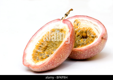 Close-up des moitiés de fruits de la passion on white Banque D'Images