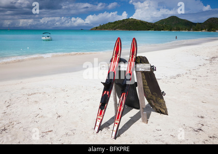 Skis nautiques sur la plage de Gaïac Bay, Antigua Banque D'Images