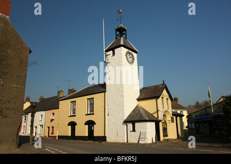 La tour de l'horloge et l'hôtel de ville, rue King, Laugharne, Carmarthenshire, Pays de Galles, Royaume-Uni Banque D'Images