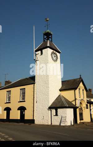 La tour de l'horloge et l'hôtel de ville, rue King, Laugharne, Carmarthenshire, Pays de Galles, Royaume-Uni Banque D'Images