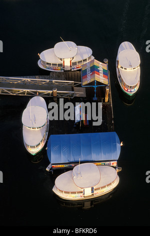 Les bateaux-taxis sur False Creek, vue depuis le pont Granville, Vancouver, BC, Canada Banque D'Images