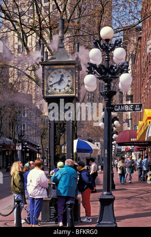 Regardez les touristes en horloge à vapeur de Gastown, Vancouver, BC, Canada Banque D'Images