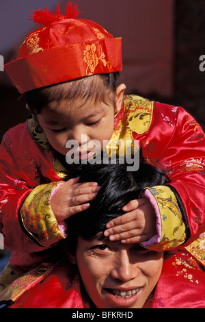 Sur les épaules de l'enfant les adultes pendant le défilé du Nouvel An Chinois Canada Vancouver Banque D'Images