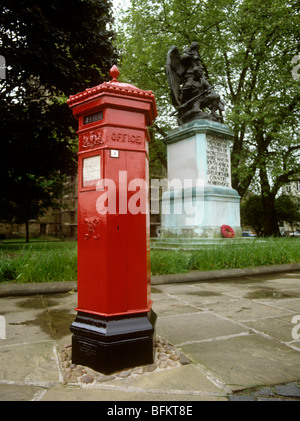 Royaume-uni, Angleterre, Worcester, Worcestershire Victorian Post Box et Boer War Memorial Banque D'Images