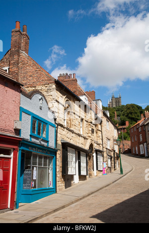 Côte raide à Lincoln avec la cathédrale, des magasins et du juif House Restaurant, Lincolnshire, Angleterre, RU Banque D'Images