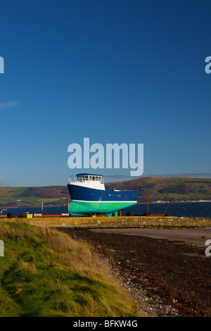 Un nouveau bateau de pêche en cours de construction, fraîchement peint, en cours de travail, situé à la baie de perruque, le Loch Ryan, Dumfries et Galloway, Écosse Banque D'Images