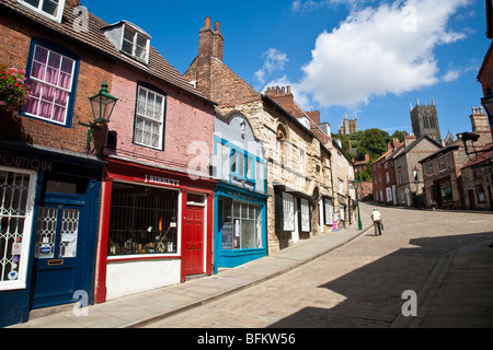 Côte raide à Lincoln avec la cathédrale, des magasins et du juif House Restaurant, Lincolnshire, Angleterre, RU Banque D'Images