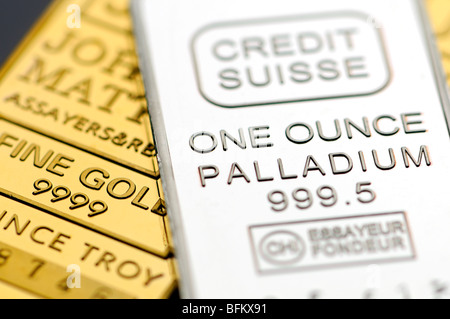 L'un d'onces d'or et le Palladium bullion bars / lingots (répliques) Banque D'Images