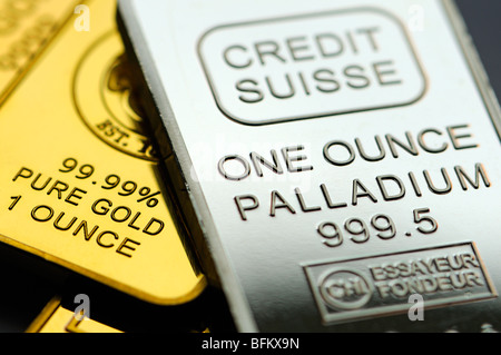 L'un d'onces d'or et le Palladium bullion bars / lingots (répliques) Banque D'Images