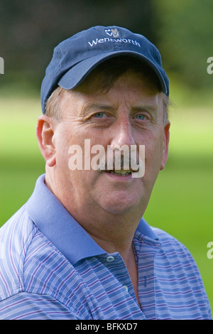 White middle aged male golfer à l'extérieur à la recherche dans l'appareil photo et souriant Banque D'Images