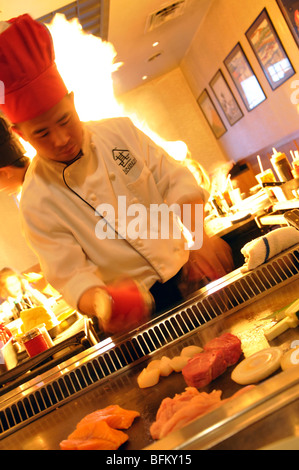 Chef de la cuisson des aliments sur un barbecue au restaurant japonais Banque D'Images