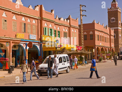 AGDZ, MAROC - les gens de rue en ville, d'Agdz, dans la vallée du Draa. Banque D'Images