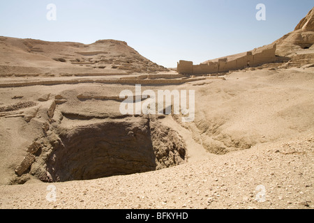 La grande fosse près de Deir el-Médineh, village près de la Vallée des Rois, rive ouest du Nil, Louxor, Egypte Banque D'Images