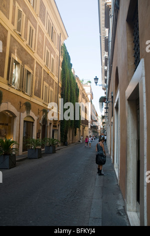 Femme regardant une vitrine du magasin près de la Piazza di Spanga. Banque D'Images