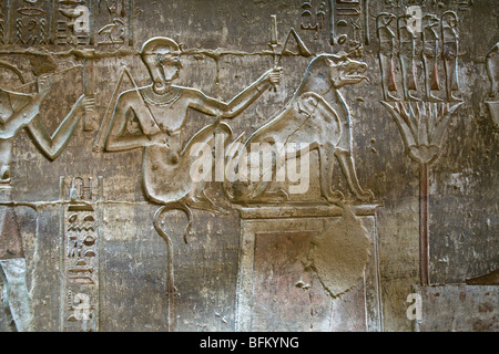 Reliefs à l'époque ptolémaïque Temple à Deir el-Médineh : Le Village Ouvrier sur la rive ouest de Louxor, Egypte Banque D'Images