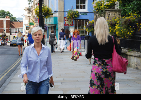Les gens dans la rue haute de Glastonbury en Angleterre Somerset Banque D'Images