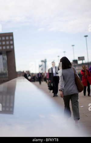 Les navetteurs sur le pont de Londres, pendant l'heure de pointe du matin Banque D'Images